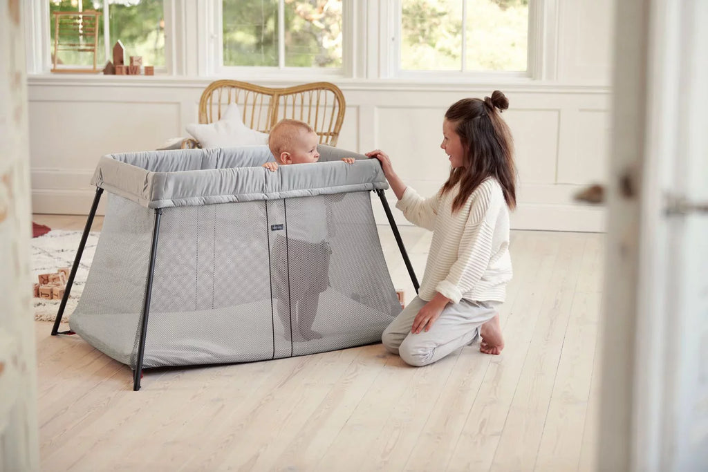 BabyBjorn Travel Crib Light Silver and Fitted Sheet Bundle Pack