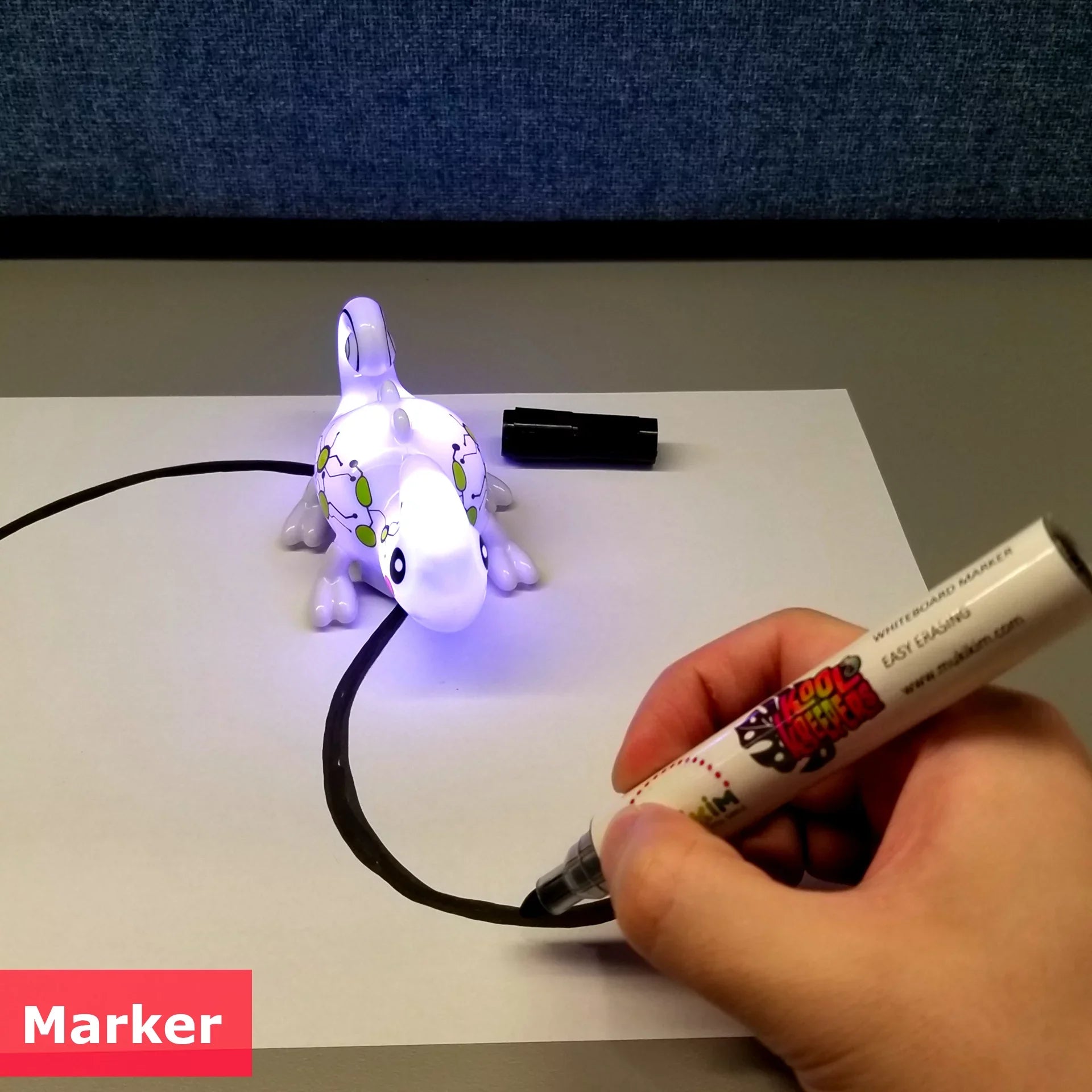 MukikiM Kool Kreepers - Mini Inductive Chameleon that follows the line you draw and changes colors.