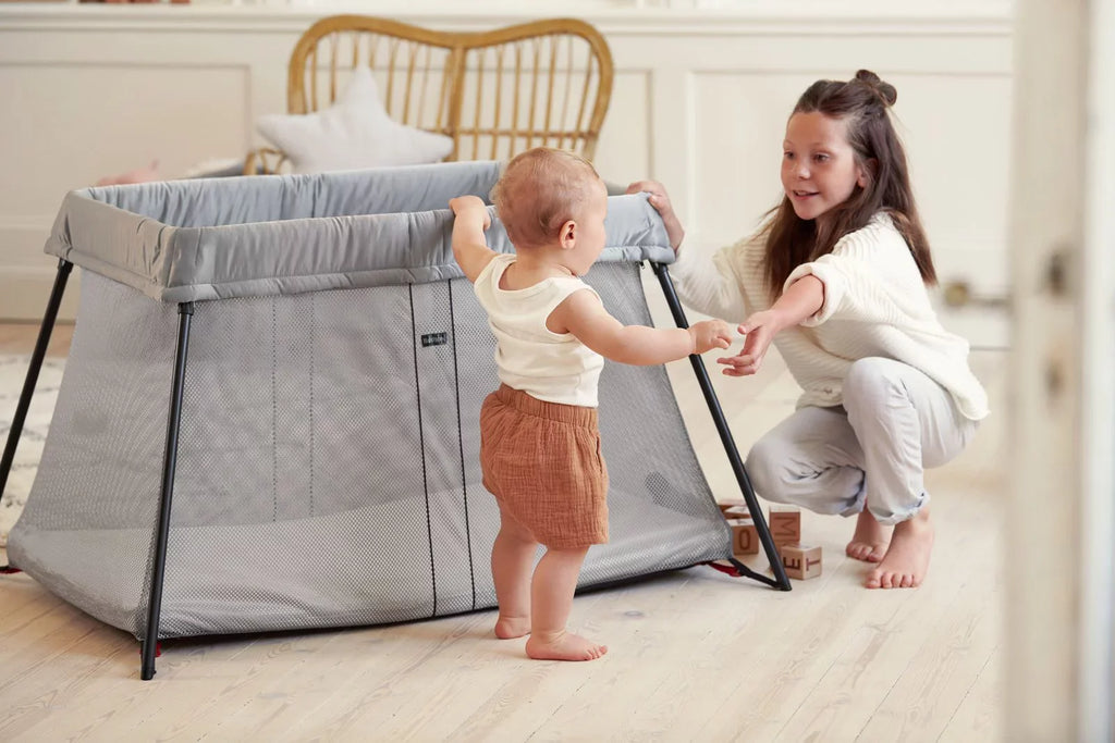 BabyBjorn Travel Crib Light Silver and Fitted Sheet Bundle Pack