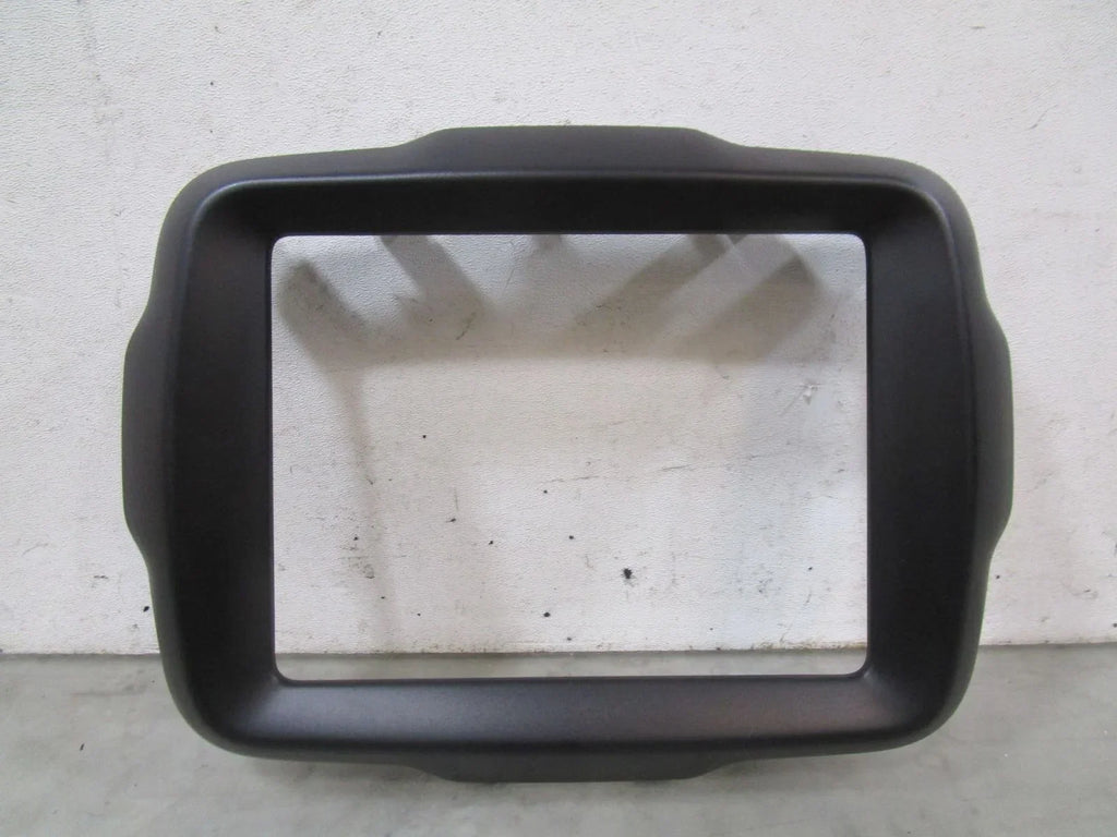 Pre-Owned 21 2021 Jeep Renegade Radio Stereo Trim Bezel OEM (Good)