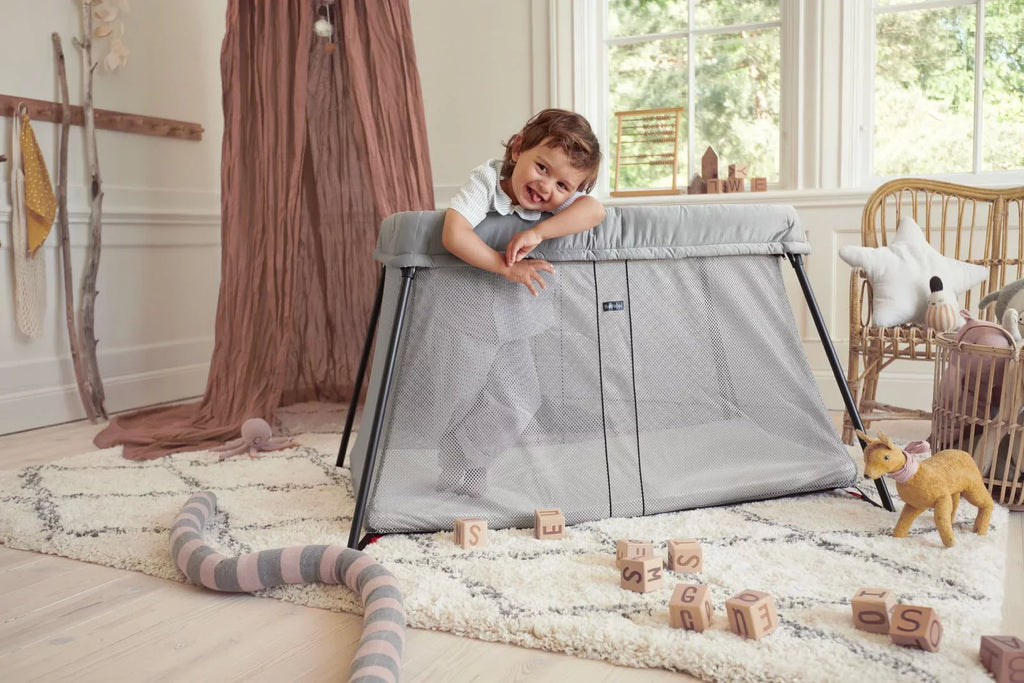 BabyBjorn Travel Crib Light Silver and Fitted Sheet Bundle Pack